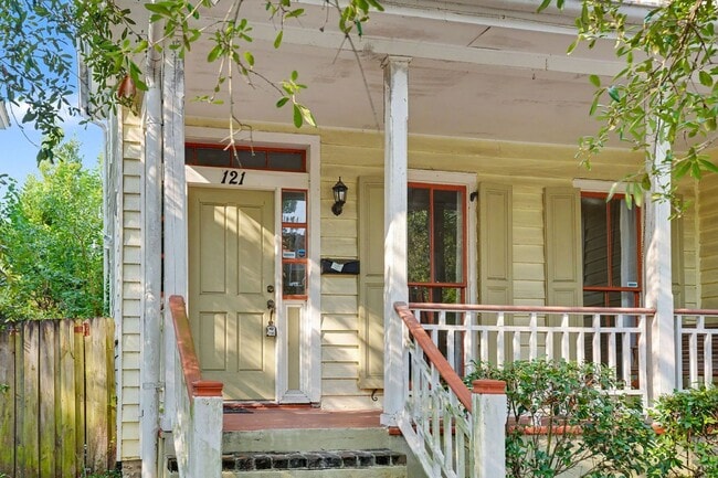 Photo - 2 Bedroom Charmer with Sundeck, Wood Floors, and High Ceilings