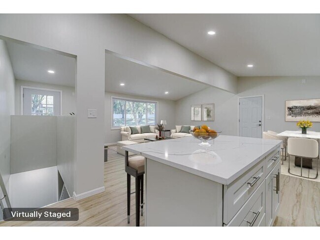 Photo - 835 Niagara Ln N