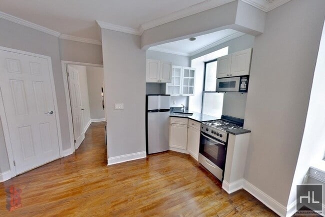 Building Photo - E 13TH ST. Unit 5