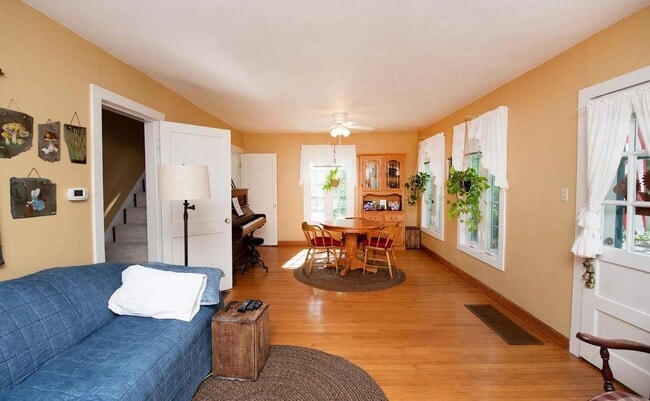 Photo - 2 bedroom House On Campus (Available for 3 People)