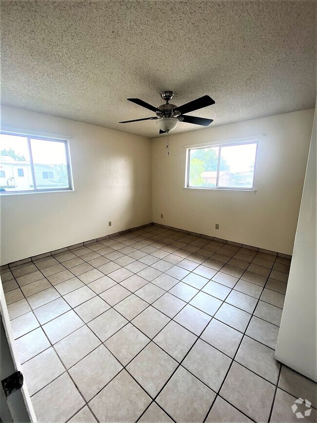 Building Photo - Large 4 Bedroom home with Garage and Enclo...