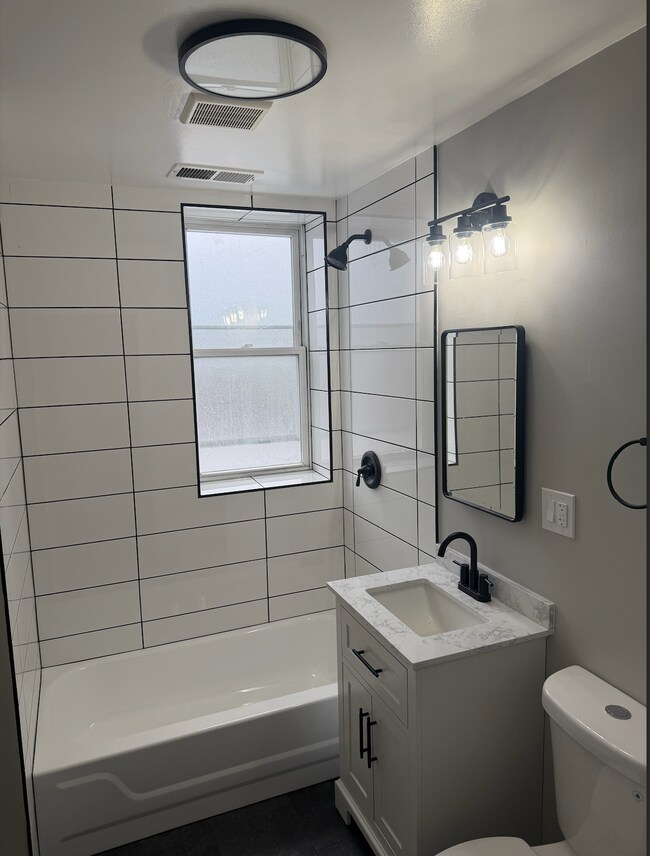 Photo - 1937 W 35th St Unidad 2A