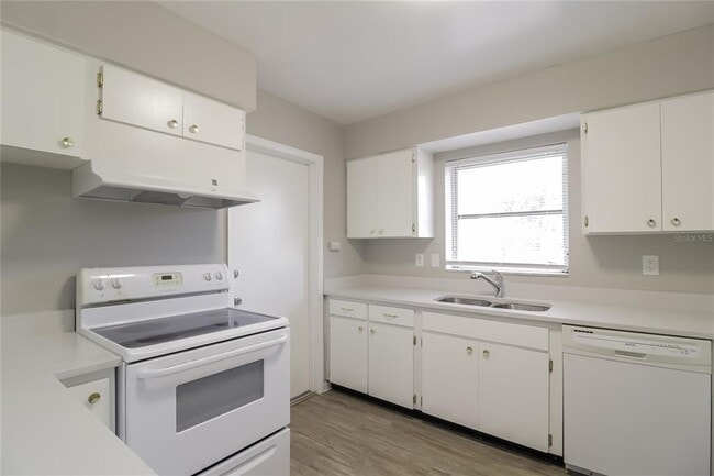 Photo - 1927 English Dr