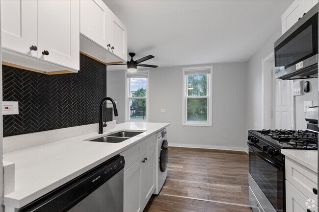 Building Photo - Recently Renovated 2-Bed/1-Bath with In-Un... Unit 3 Rental