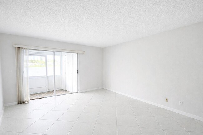 Photo - 222 Somerset L