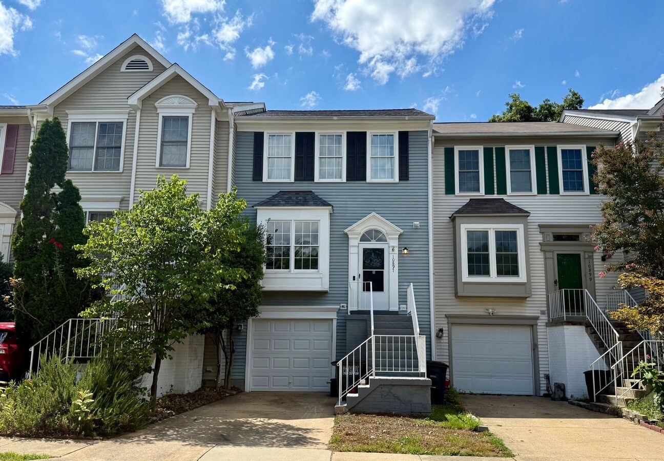 Modern Living in Manassas! 3-Level, 3BR To... - Modern Living in Manassas! 3-Level, 3BR To... House