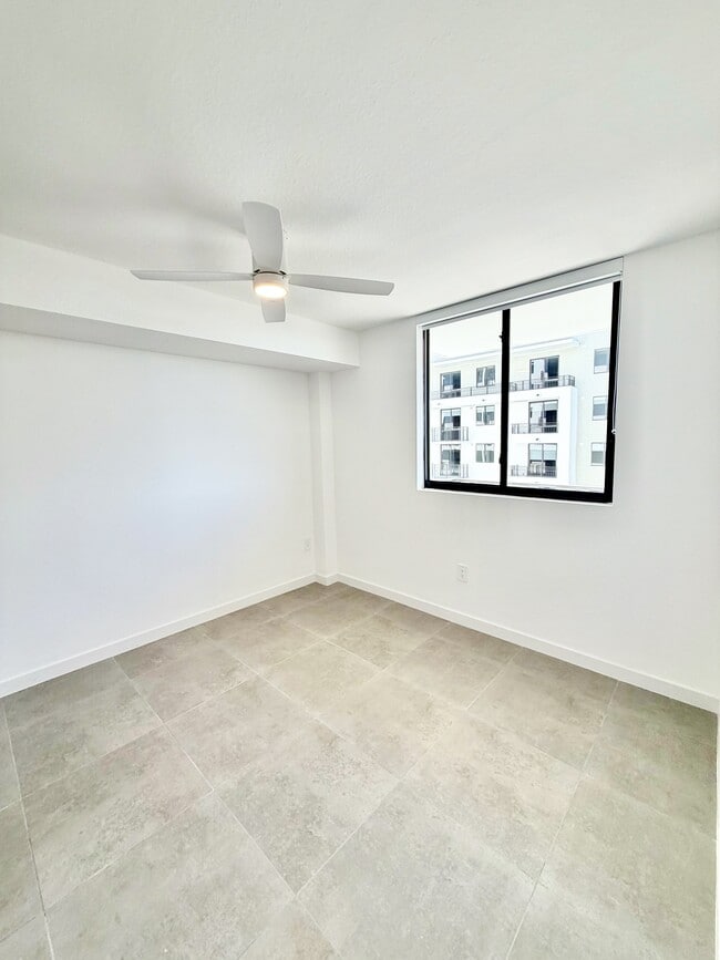 Photo - 1940 Van Buren St Unidad 801