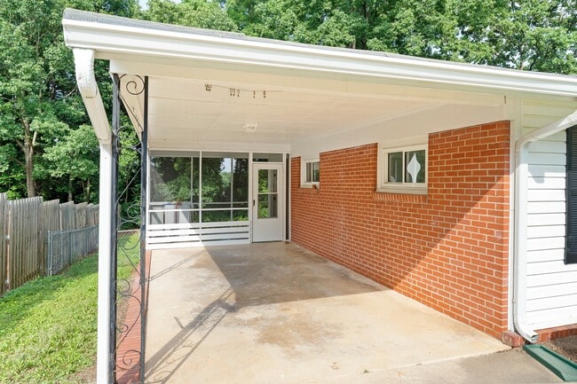 Photo - 548 Todd Dr NE