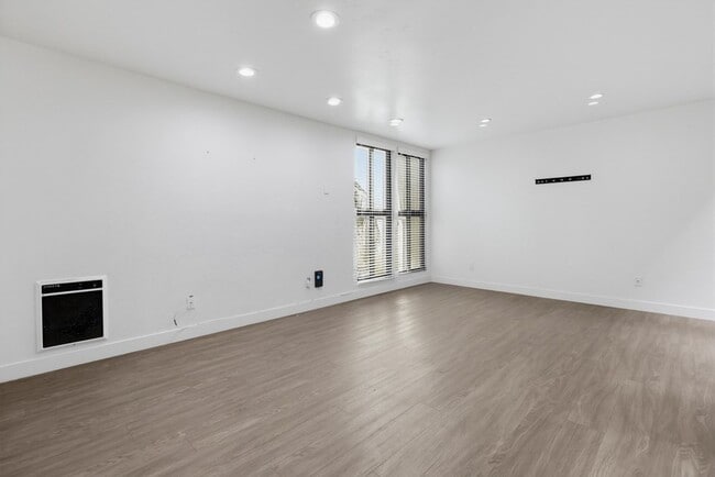 453 S Sierra Ave