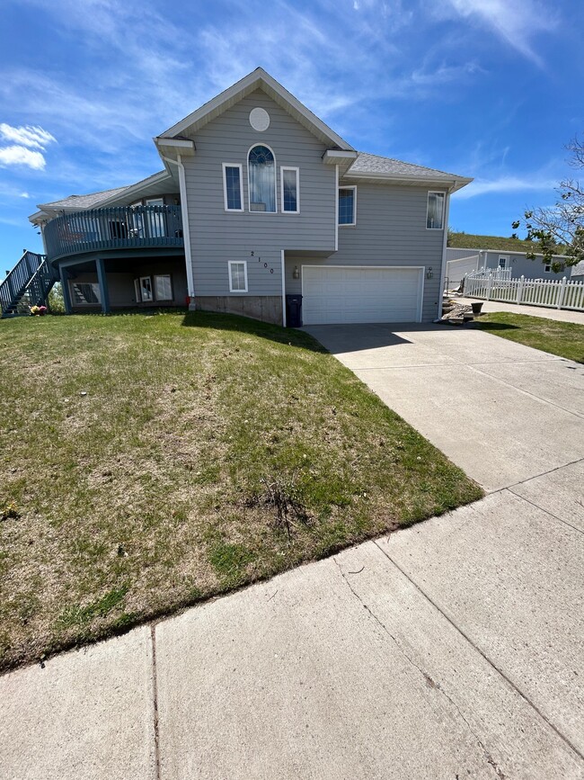 Photo - 2100 Poplar Dr