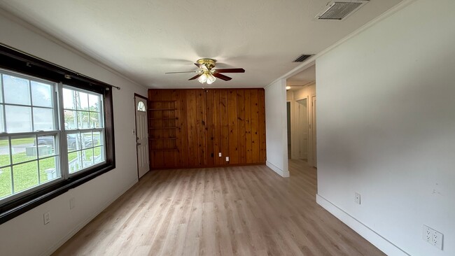 Photo - Annual 2 Bedroom + Den / 2 Bath Home – Sar...