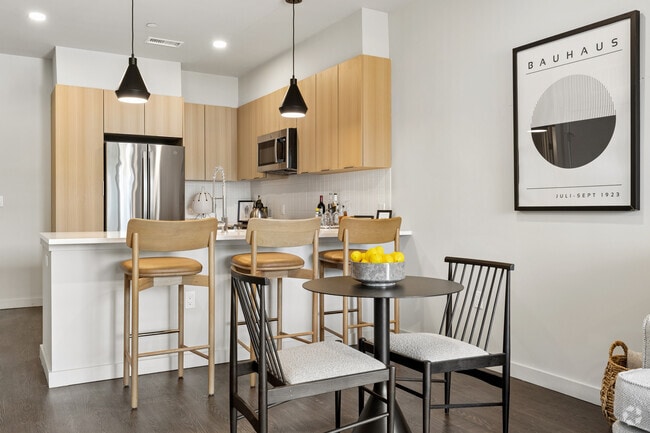 1BR, 1BA - 690SF - Kitchen