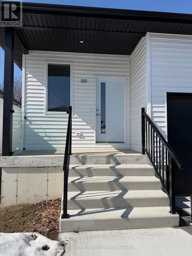 Photo - 335 John St S