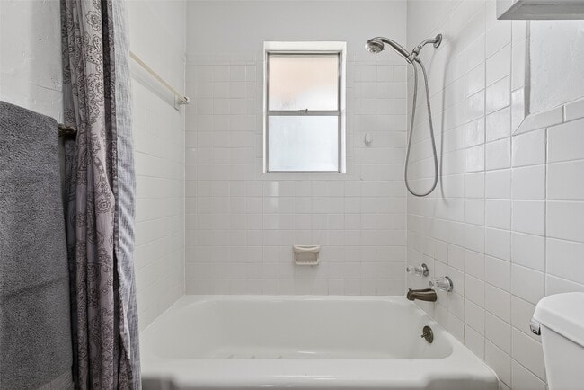 Building Photo - 7600 Burgoyne Rd Unit 121