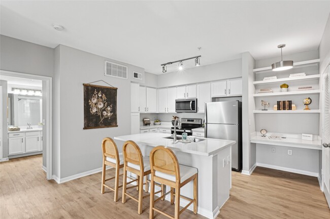 Building Photo - 14807 Woodland Hills Dr Unit 1304