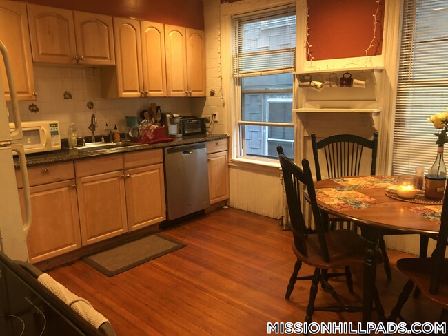 Building Photo - 10 Sachem St