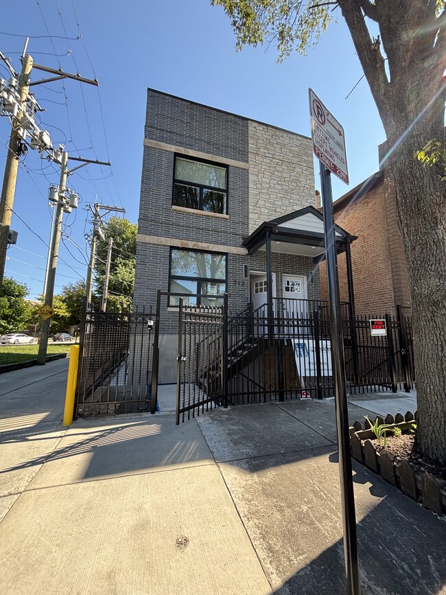 Photo - 713 W 19th Pl