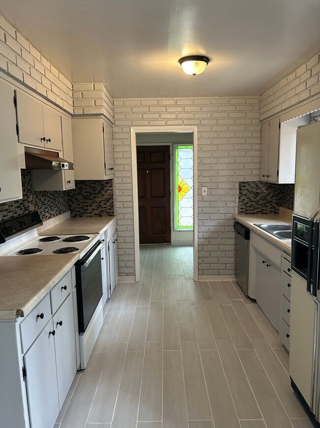 Photo - 4 Bedroom + Family Room - Spacious Home wi...