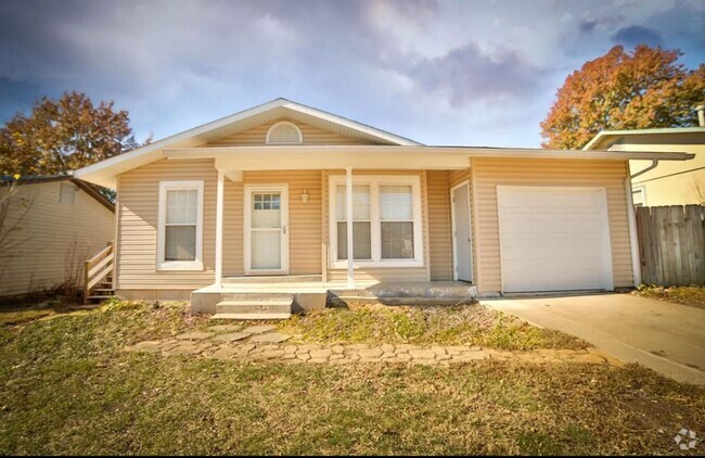 Building Photo - COMING SOON!!!  Adorable 3 Bedroom 1 Bathr... Rental