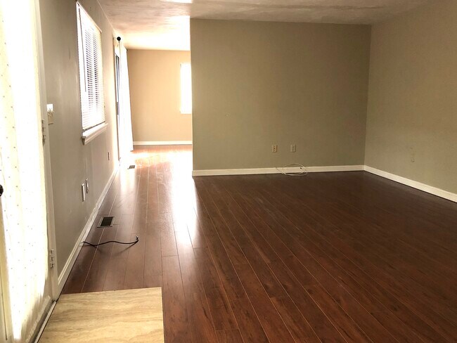 Room 1 - 12 E Bluff Rd