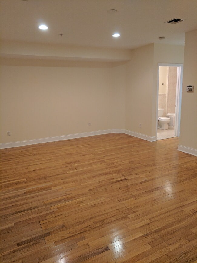 Primary Bedroom - 4407 Palisade Ave Unit 3