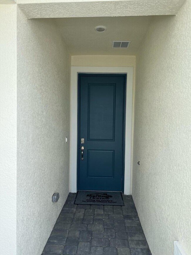 Photo - 6784 Cloverdale Ave