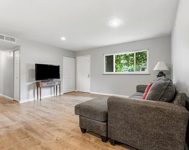 Photo - 284 Ramsey Ln