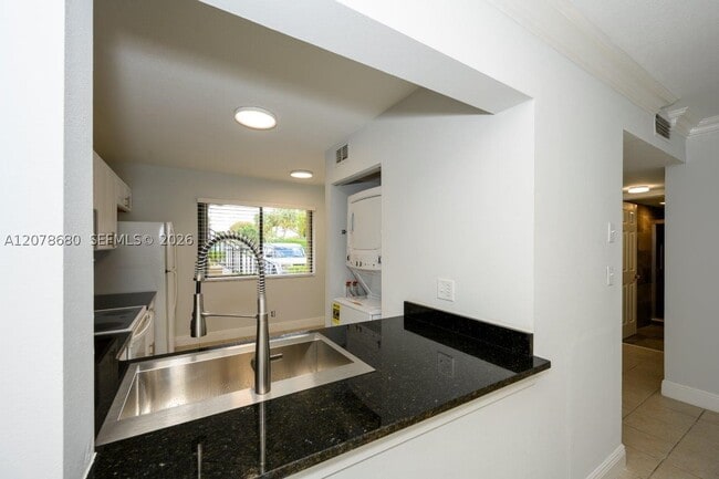 Photo - 100 SE 7th St Unit 1