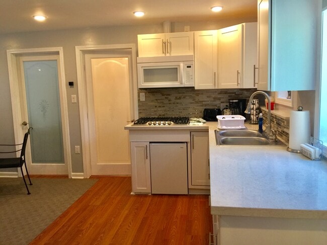 Fully equipped kitchen w/ 5 burner gas stove - 1348 S Curson Ave Unit 1348 S Curson Ave.