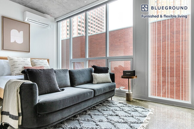 Building Photo - 108 W Chicago Ave Rental