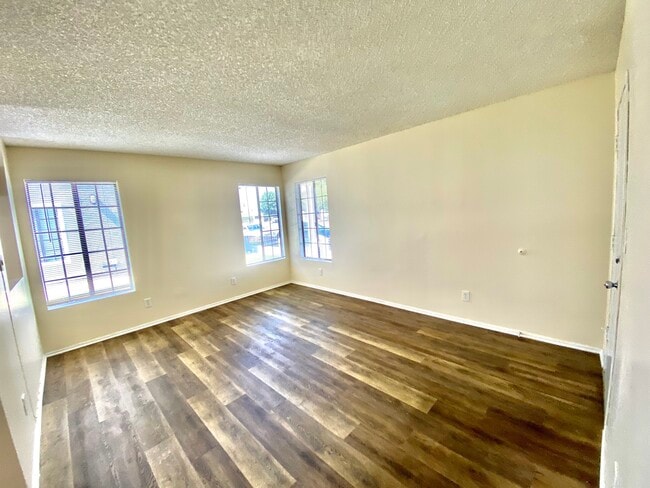 Photo - 2908 E South St Unidad 1