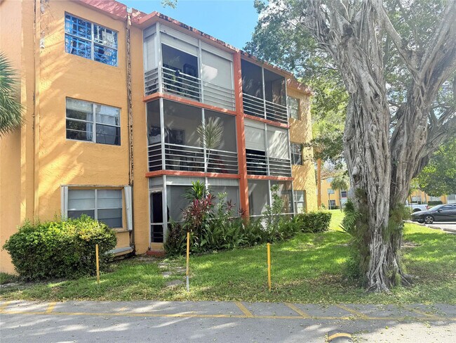 Building Photo - 4344 NW 9th Ave Unit 10-1C