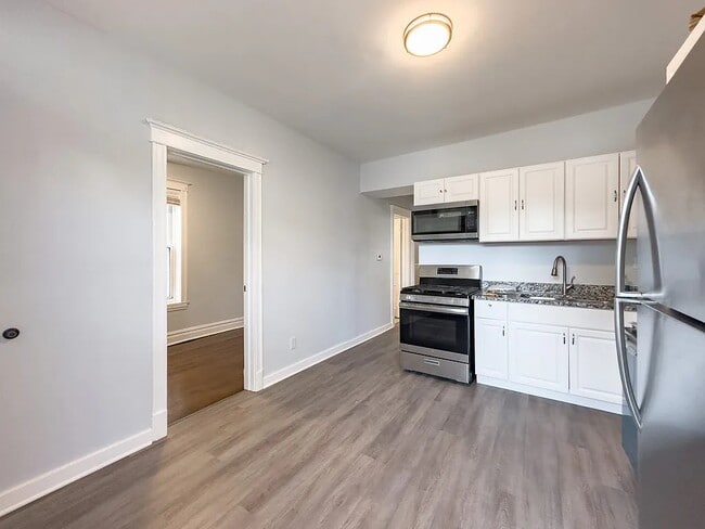 Building Photo - 3649 W Montrose Ave Unit R3 Rental