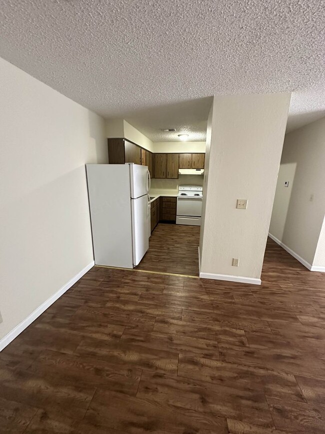 Hollister Apartments