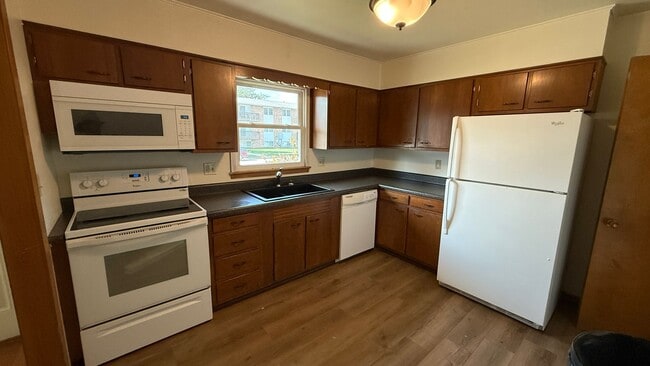 Building Photo - North central Ames 2 bedroom updated duple... Unit 2710