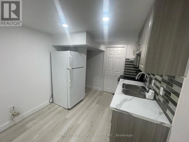 Photo - 256 Birchcliffe Crescent
