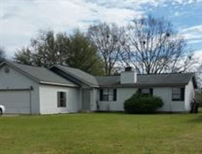 Photo - Cozy & Spacious 3 Bedroom Home with Garage and Private Backyard