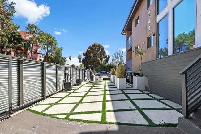 Photo - New Two Bedroom with Washer & Dryer | Down... Unidad 02