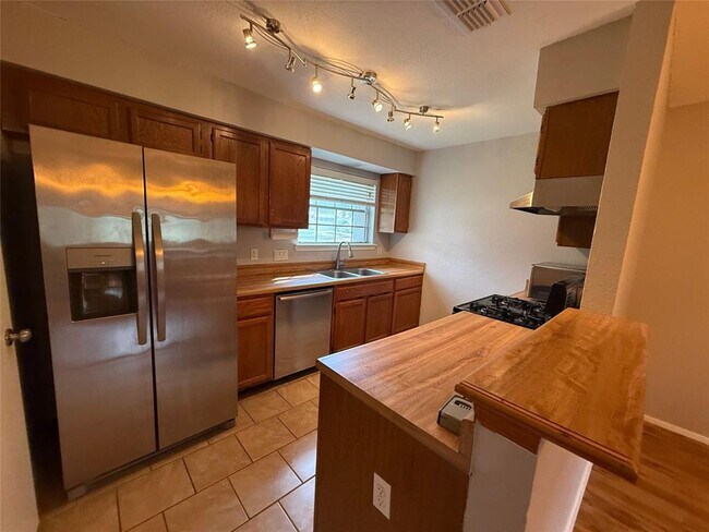 Photo - 2811 Crownspoint Dr