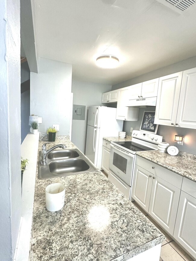 Building Photo - 824 E Tiffany Dr Unit 2 Rental