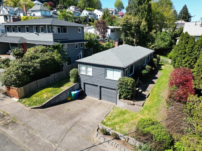 Building Photo - 13-15 SW Bancroft St Unit 15