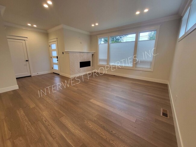 Photo - 4 bd 3.5ba dream home in the heart of the Woodlawn District w/Washer/Dryer, Garage & Gas Fireplace!