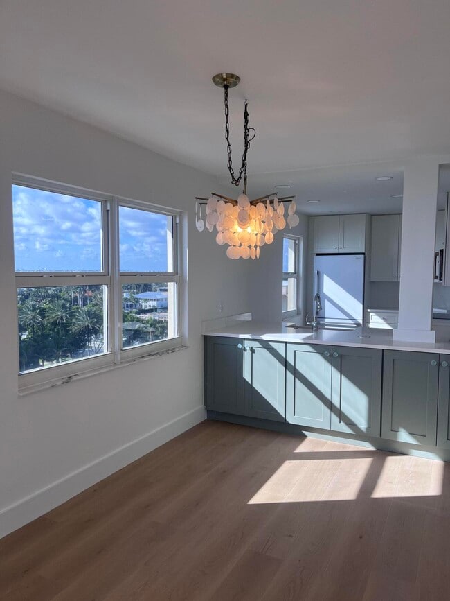 Photo - 1069 Hillsboro Mile Unidad 801