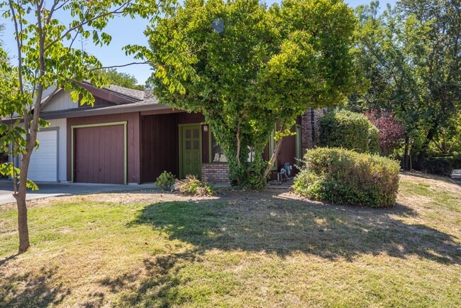 Photo - 2 bed 1 bath home w/ garage and yard, biking distance to UC Davis campus and downtown