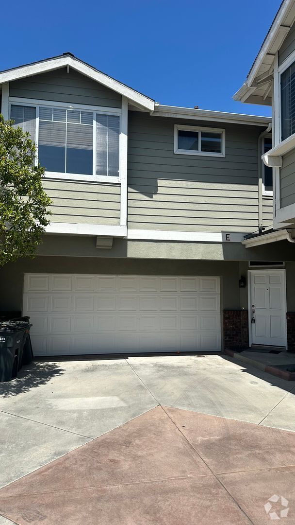 Building Photo - 3 bedroom East Side Costa Mesa Townhome