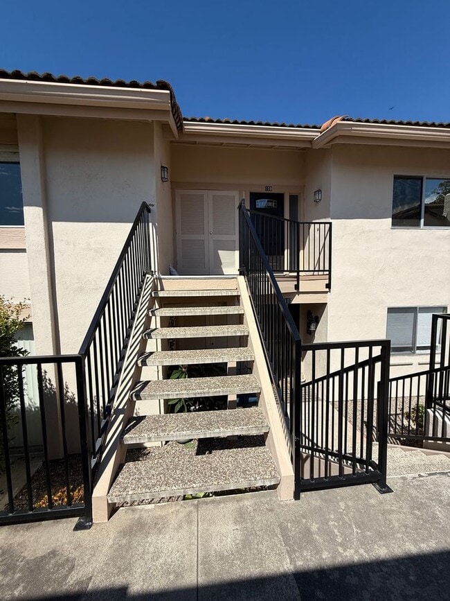 Building Photo - Beautiful Updated 2Br/2/Ba + Den W/ detach... Unit 108 Rental