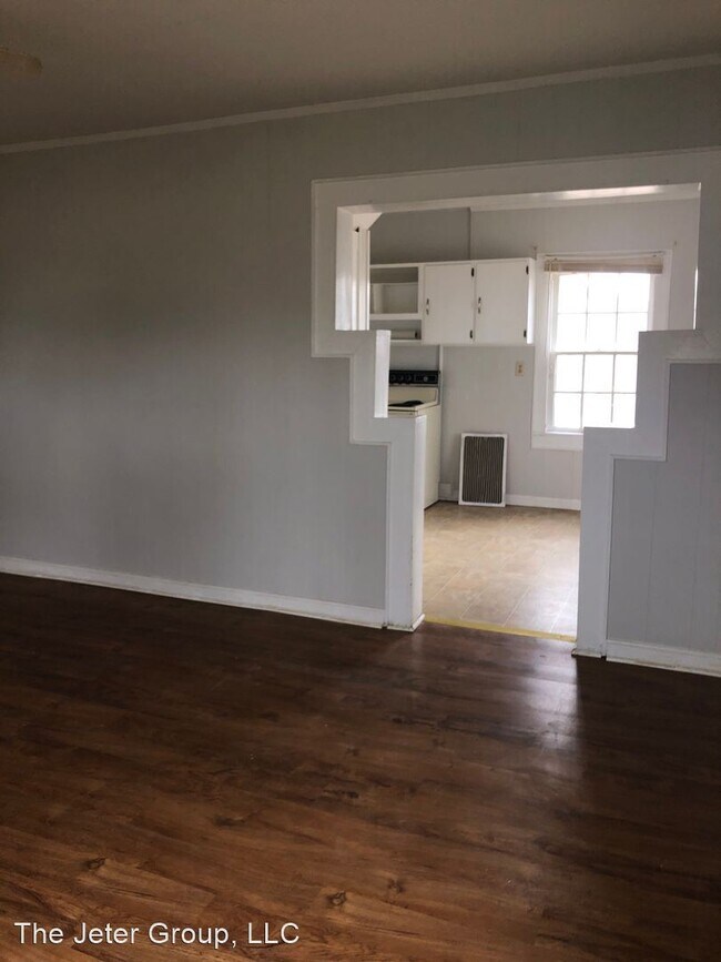 2 br, 1 bath House - 3925 US HWY 641 S.