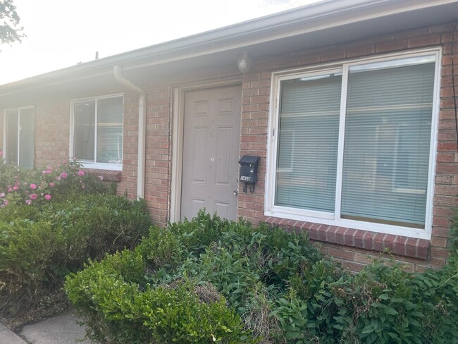 Building Photo - 1438 Clinton St Unit 1438