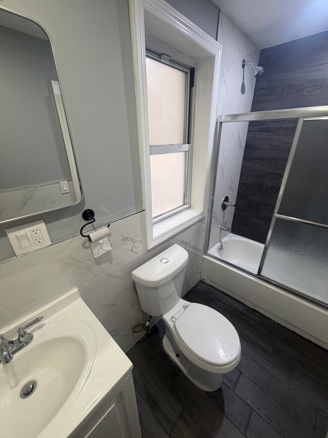 Photo - 2776 Bainbridge Ave Unit 1