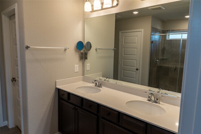 Photo - 7010 Silverleaf Oak St